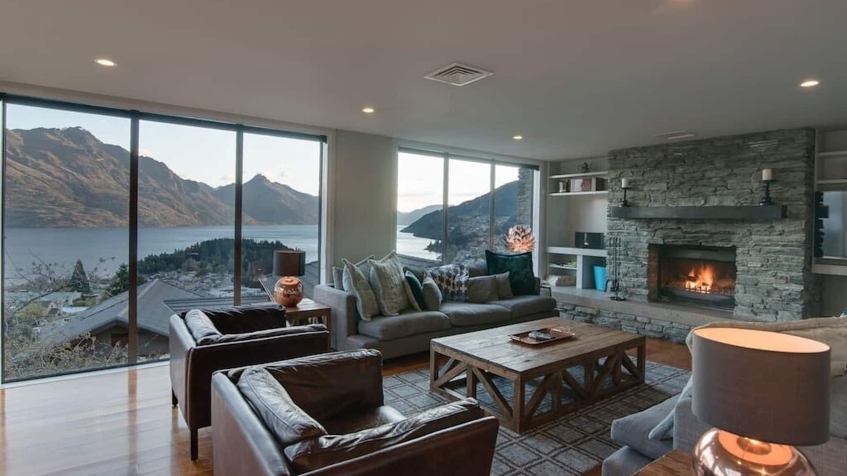 Queenstown City Centre Villa | Limerick Lane | Lake Views, BBQ, Fireplace, A/C