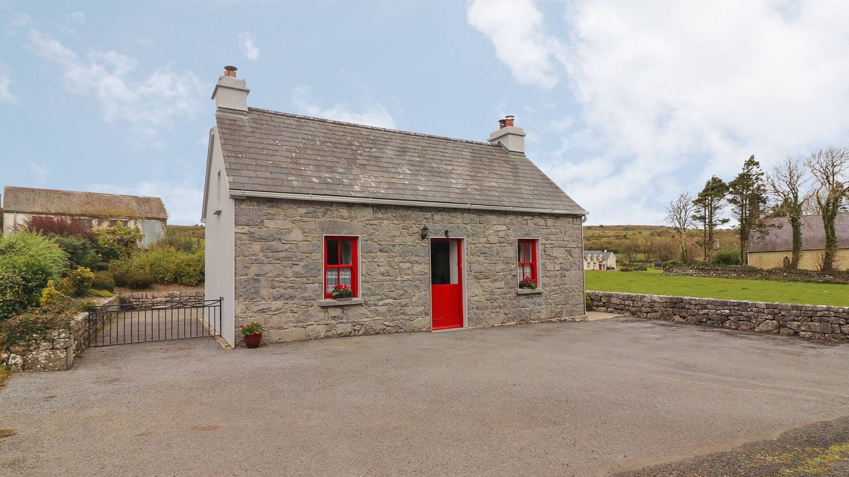 Carran Cottage | LIMESTONE COTTAGE, family friendly in Carron, County Clare