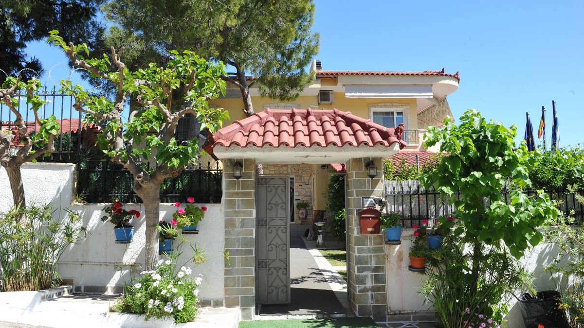 Lagonissi House | Linares Summerhouse is a family friendly residence in the Athenian Riviera.
