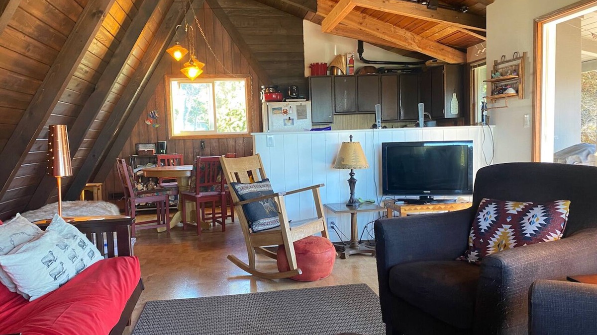 Roads End House | Lincoln City/Road's End Furnished Oregon Coast Cozy Home for Rent