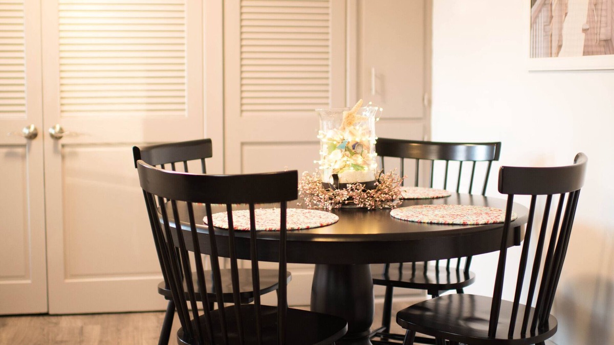 Saint Joseph House | Lincoln House. Short distance from Lake Michigan and downtown