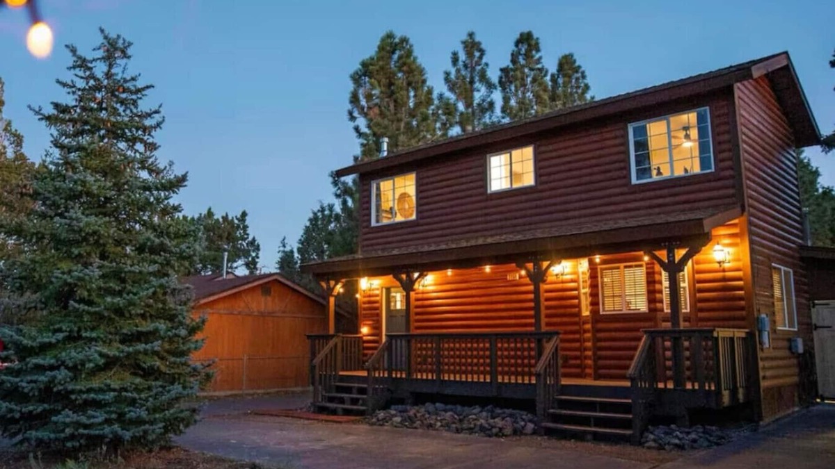 Woodlands House | Lincoln Log Cabin | Renovated | Near Attractions