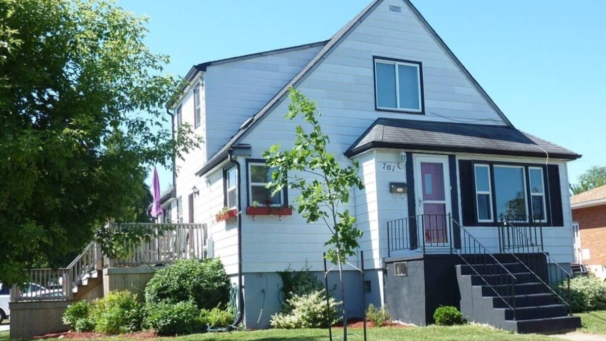 Sarnia Apartment | Lincoln's Red Door - HUGE 4 BR/2 BA private APT