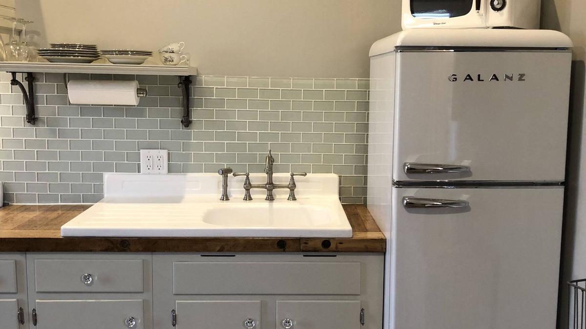 Lincoln Apartment | Lincoln’s Loft - Pearl’s Suite Downtown Lincoln, IL