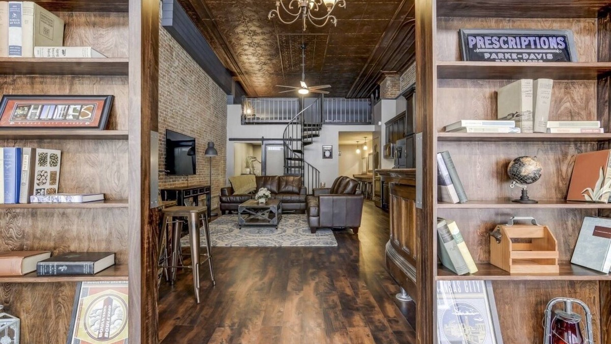Lincoln Apartment | Lincoln’s Loft - Speakeasy Suite