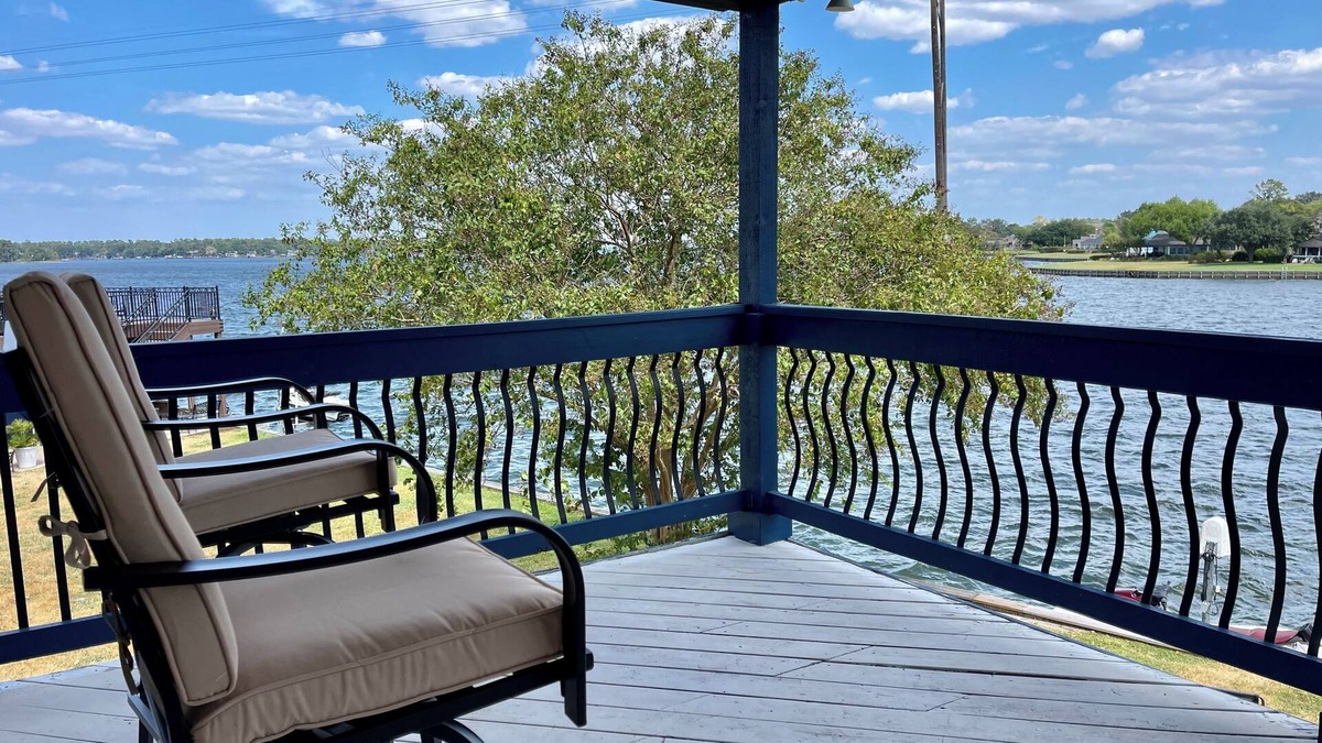 April Sound House | Linda's Lake House Waterfront on Lake Conroe