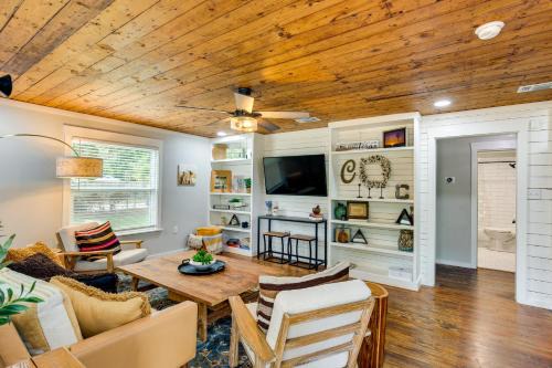 Lindale House | Lindale Vacation Rental with Deck and Grill!