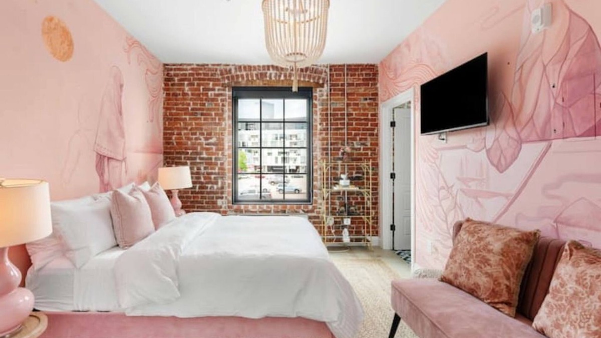 Golden Triangle Apartment | Lindee Zimmer Art Suite 208