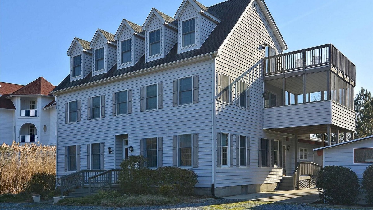 North Shores House | LINENS & DAILY ACTIVITIES INCLUDED*!. PRIVATE BEACH/COMMUNITY POOL/SLEEPS 18