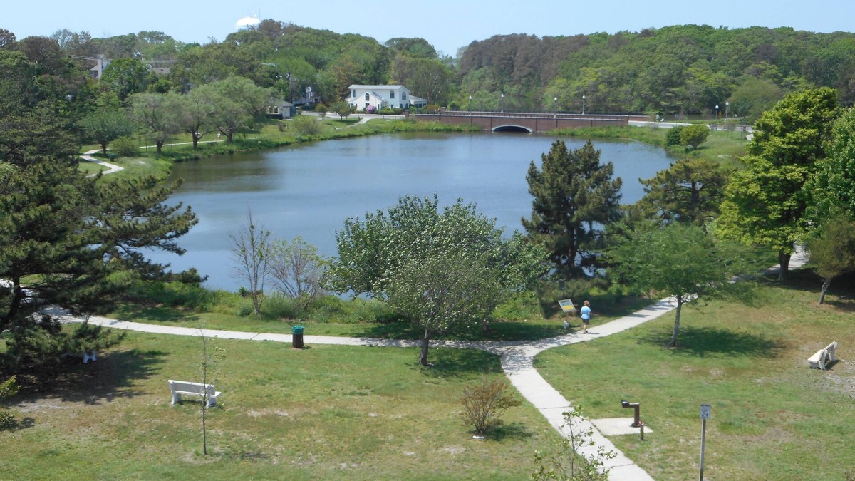 Rehoboth Beach Condo | LINENS & DAILY ACTIVITIES INCLUDED*! OCEANFRONT/BOARDWALK BUILDING W/ROOFTOP POOL Enjoy this comfortable, spacious, nicely renovated and well maintained 2 bdm/2ba unit with excellent views of Lake Gerar and the town of Rehoboth