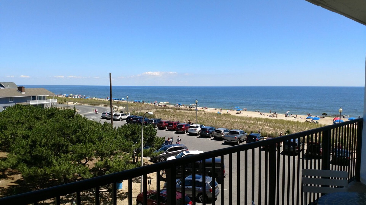 Rehoboth Beach Condo | LINENS INCLUDED*!, OCEANFRONT BUILDING, ROOFTOP POOL, ON THE REHOBOTH BOARDWALK