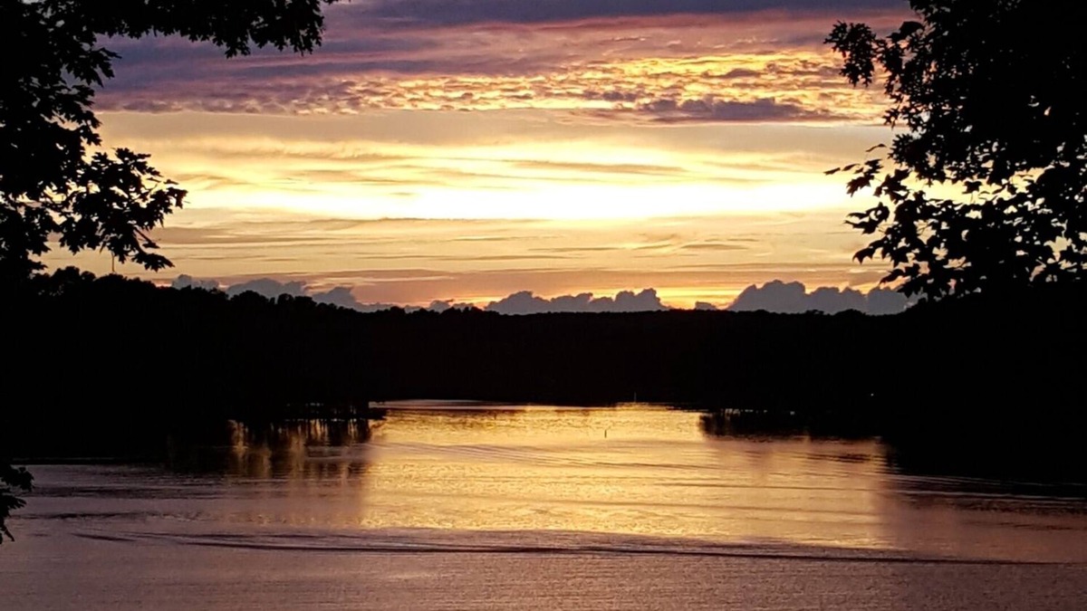 North Shore Acres House | Linger Longer - Beautiful sunsets and stunning lake views.