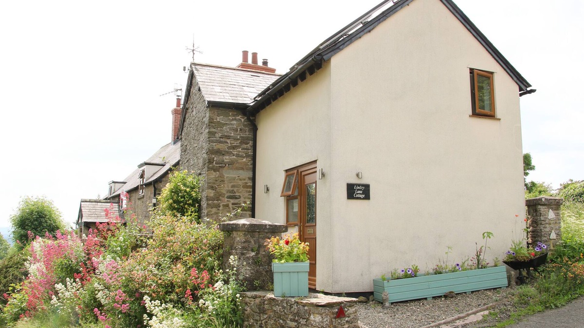 Bishops Castle Cottage | LINLEY LANE COTTAGE, pet friendly, with a garden in Bishop's Castle