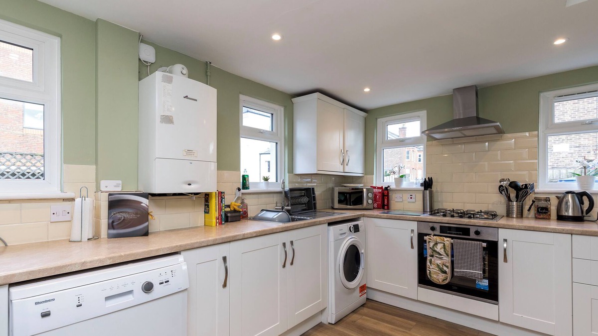 Horsham House | Lion House - Designer 4 Bed Urban Oasis Townhouse