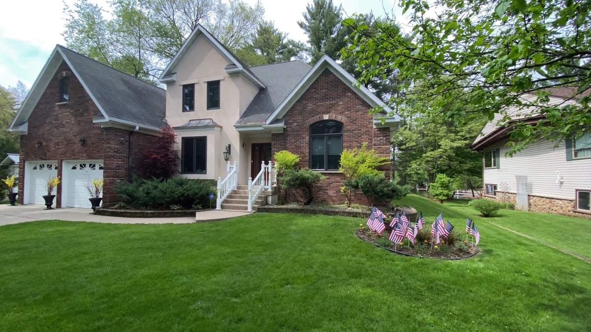 Waupaca House | Lion on Dake Lake—Chain O' Lakes—Waterfront