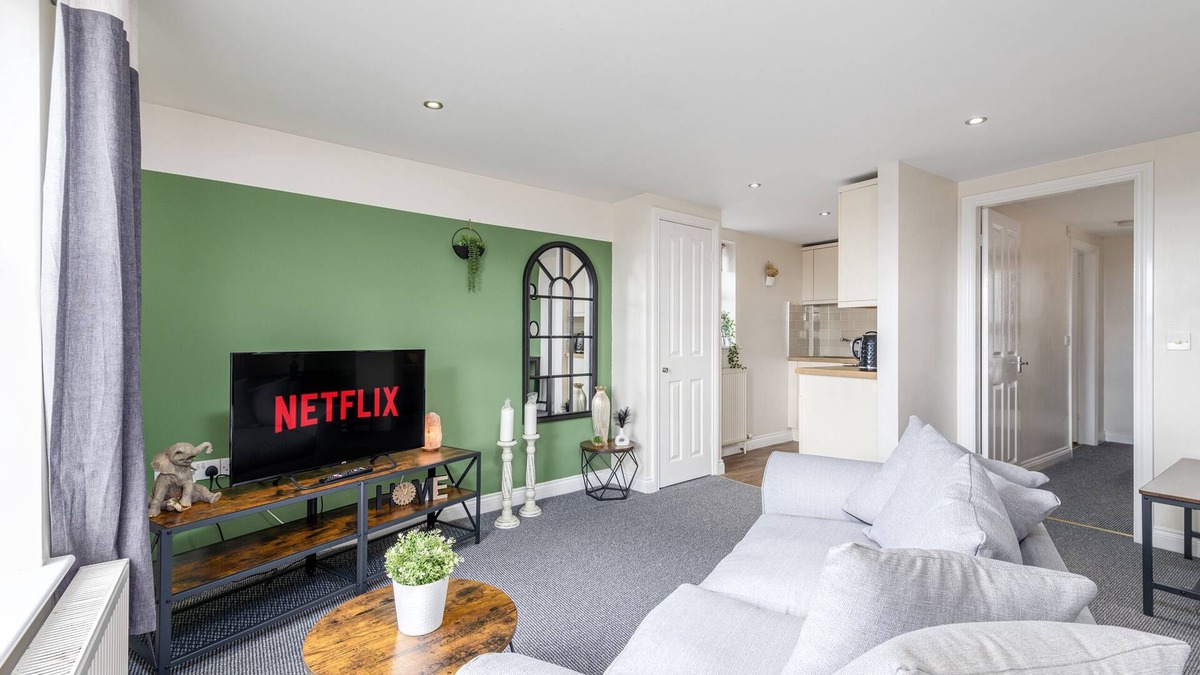 Lincoln Apartment | Liquorice Lodging - 1 DBL Bed Apartment - Parking