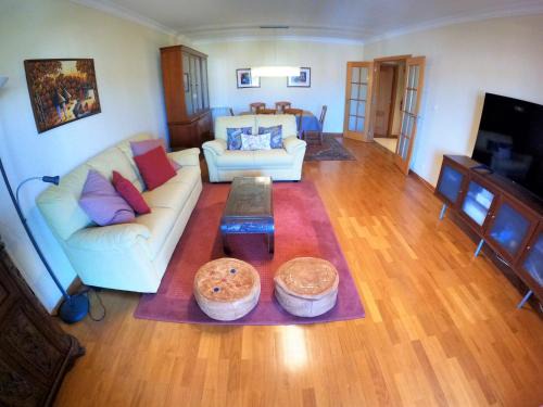 Alges Apartment | Lisbon 2 bedroom apartment with balcony in Algés