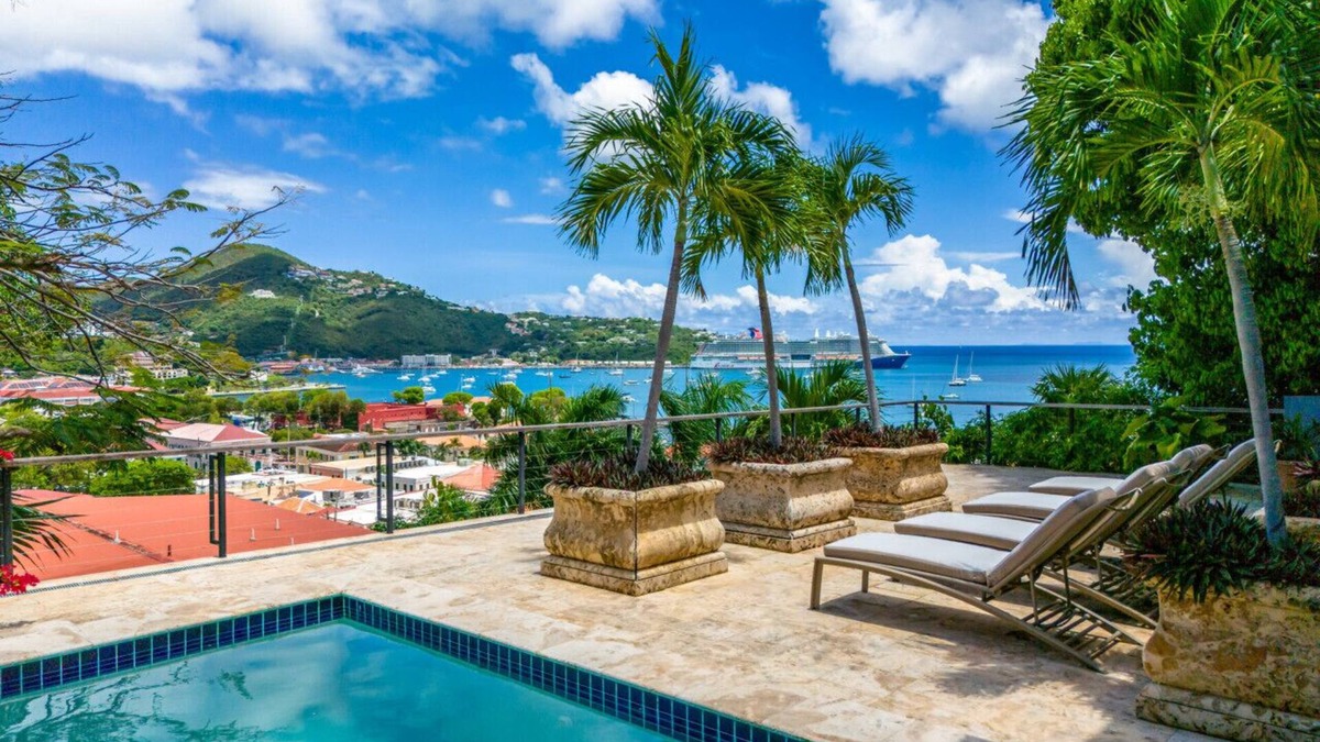 Estate Queens Quarter Villa | Lissette Manor - 5BR historical estate next to The Pink Palm Hotel downtown!