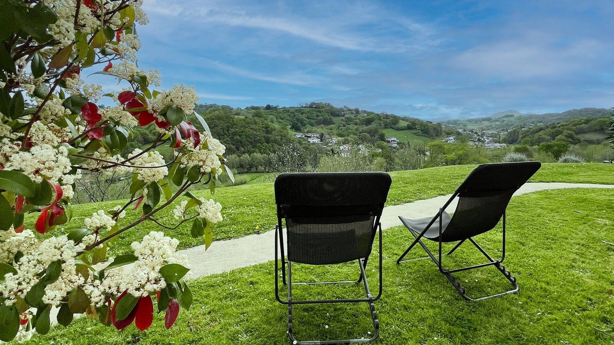 Hasparren Apartment | Listed gîte, tastefully decorated, sunny, panoramic view of the countryside