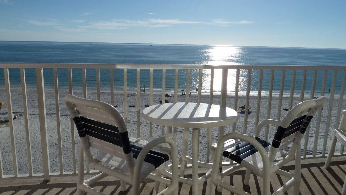 Madeira Beach Condo | Listen to the Waves - Direct Gulf Front - WiFi, Parking Included