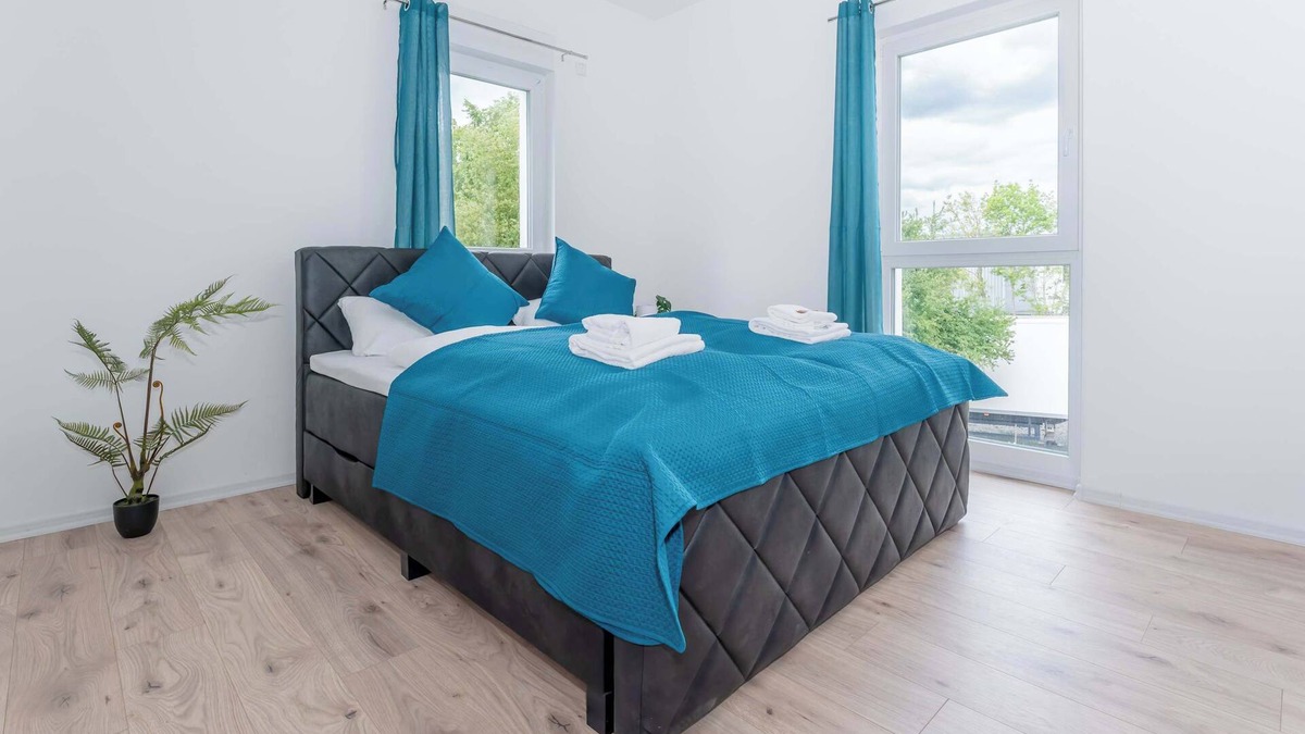 Rommelhausen Apartment | LiT LiVING: Luxus | Box SprIng | Kitchen | Parking