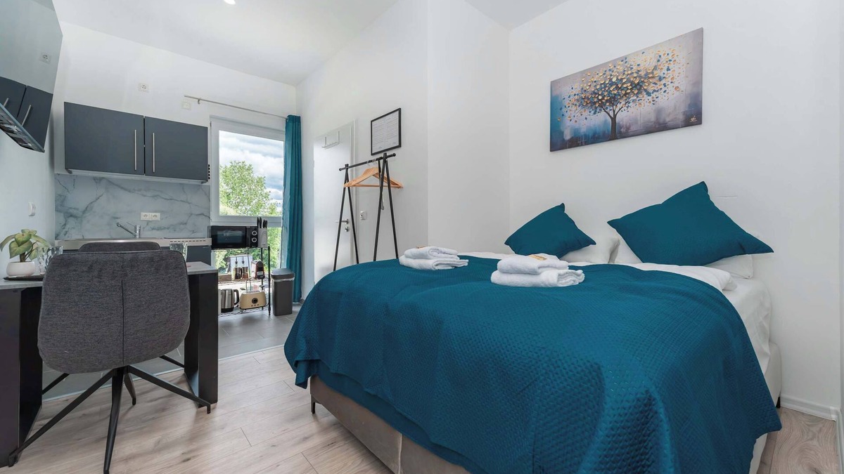 Rommelhausen Apartment | LiT LiVING: Luxus | Box SprIng | Kitchen | Parking