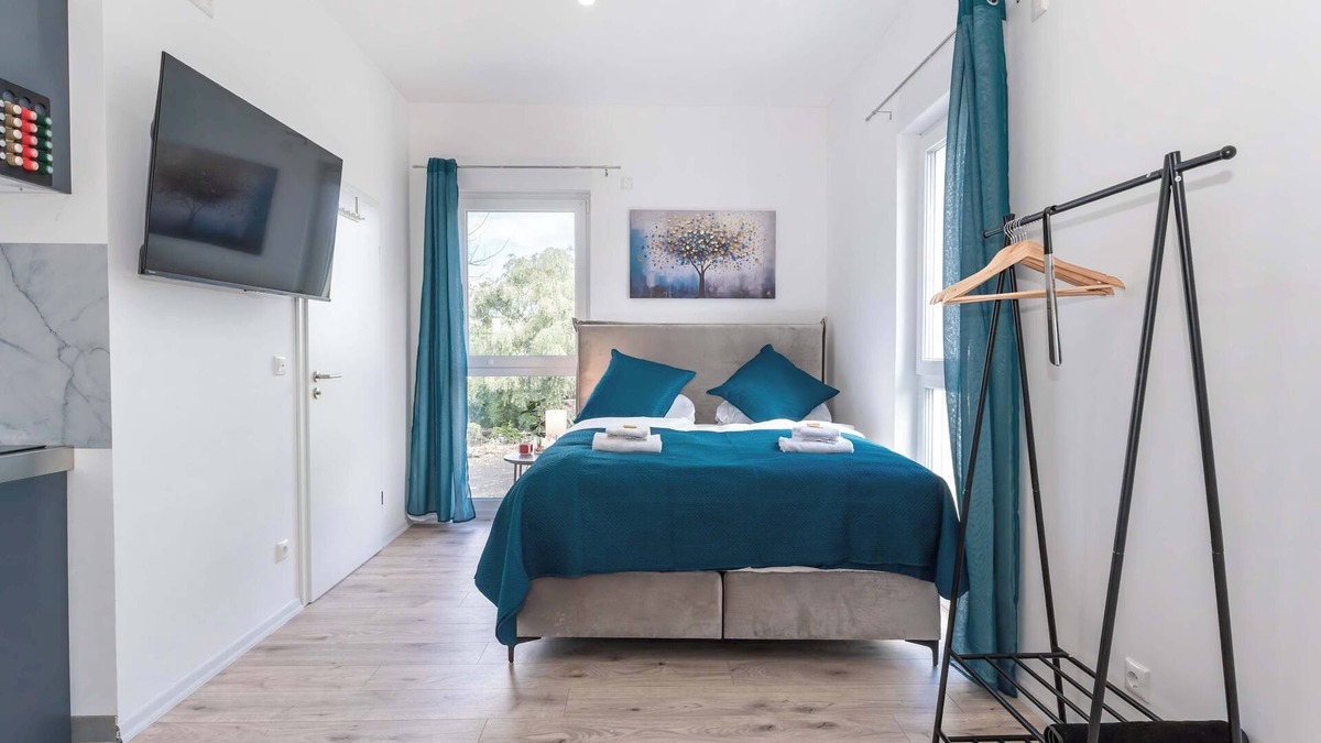 Rommelhausen Apartment | LiT LiVING: Luxus | Box SprIng | Kitchen | Parking