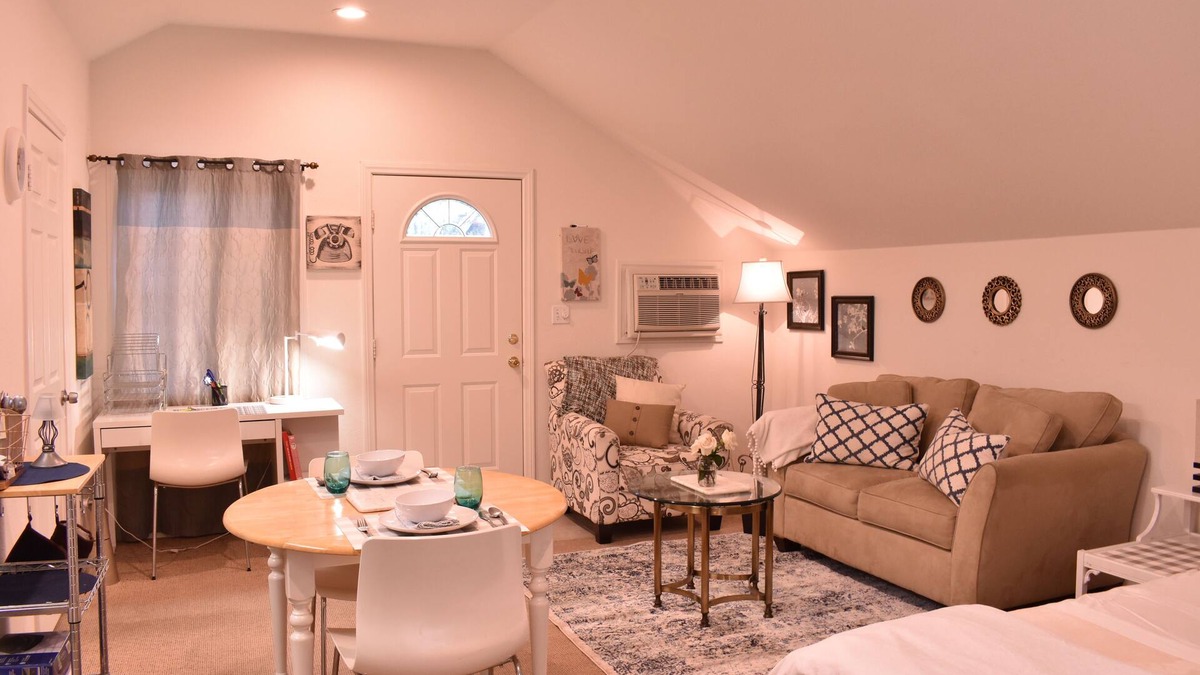 Sherman Oaks House | Lite & Airy Sherman Oaks Studio w/garden, close to Universal Studios.