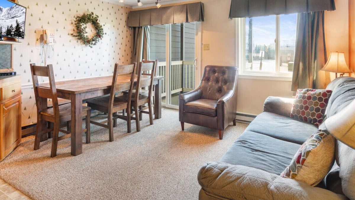 Snowshoe Apartment | Literally Steps Away From Slopes EZ Parking WiFi