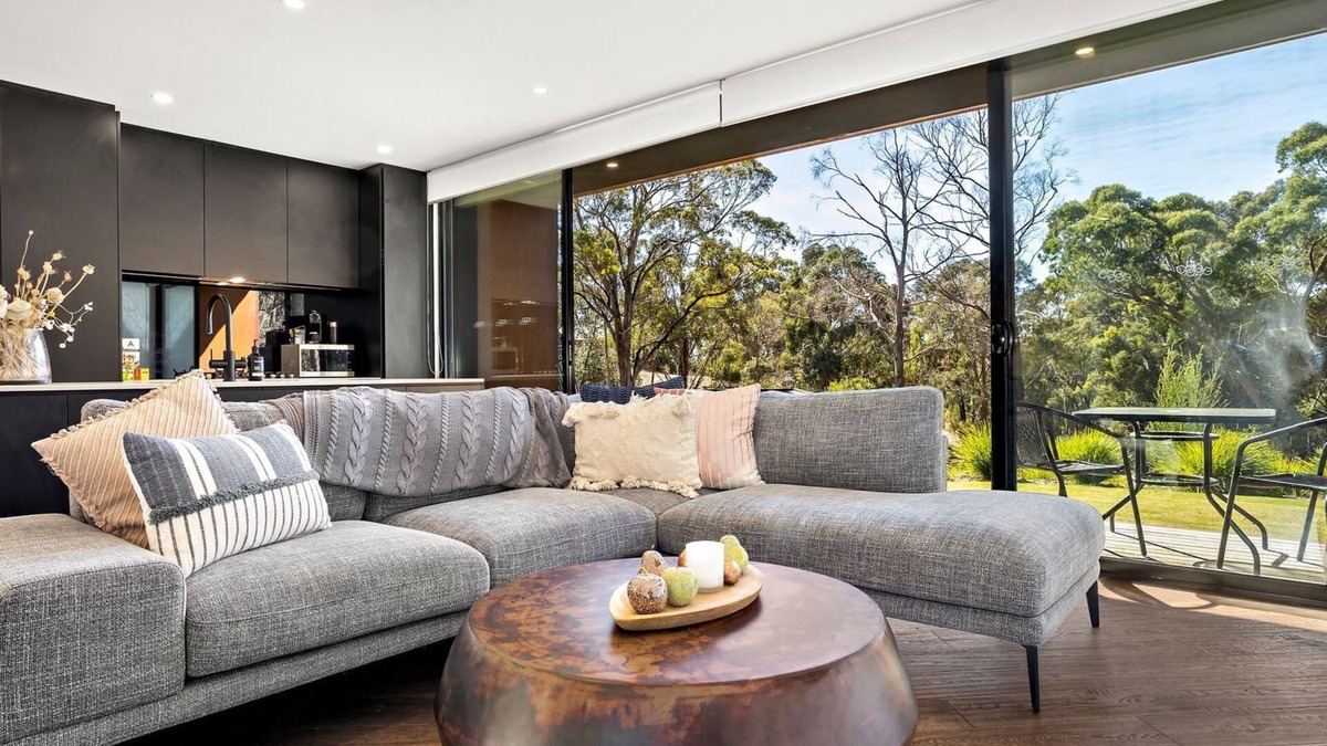 Hepburn Springs House | Lithic House stylish and modern with lovely bush setting