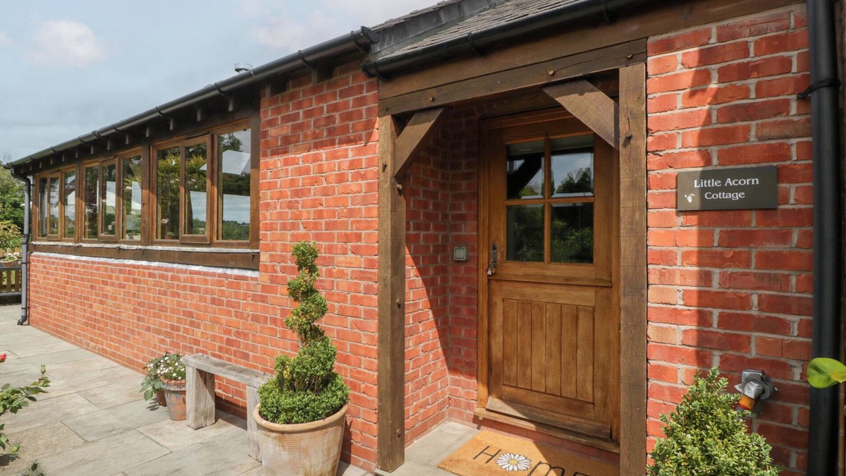 Ledbury Cottage | LITTLE ACORN COTTAGE, pet friendly, with open fire in Ledbury