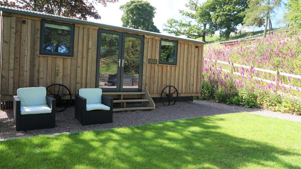 Llanfyllin House | Little Acorn - Luxury shepherd's hut/lodge with private hot tub and garden