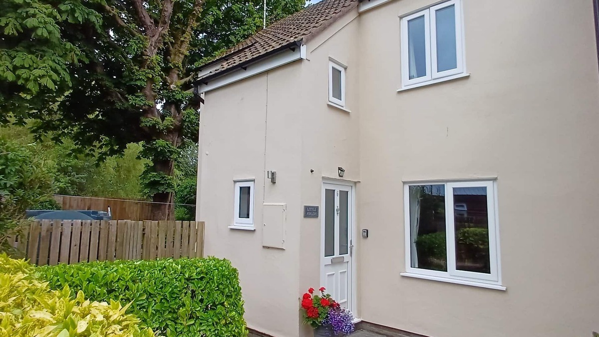 Laugharne Cottage | Little Avalon. Coast & country in historic Laugharne, West Wales.