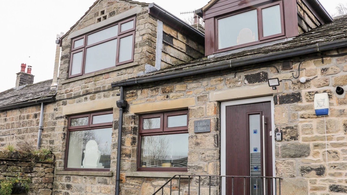 Haworth Cottage | LITTLE BARN, family friendly, with hot tub in Haworth