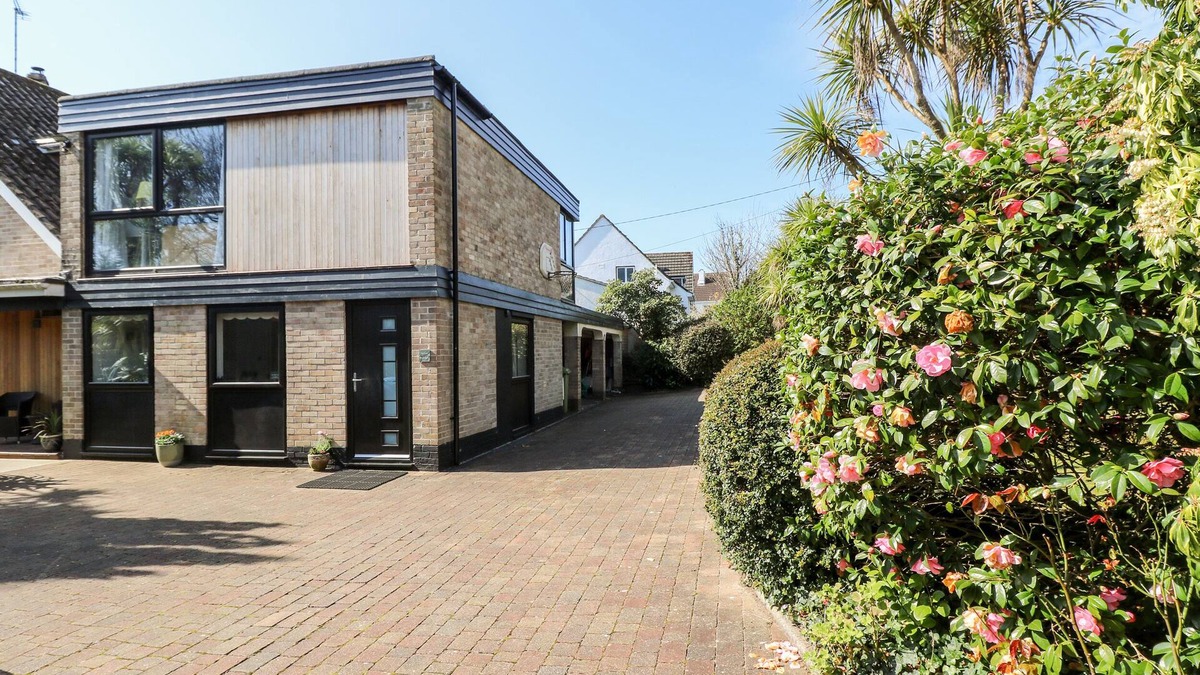 Carlyon Bay House | LITTLE BEACH HOUSE, romantic, with a garden in St. Austell
