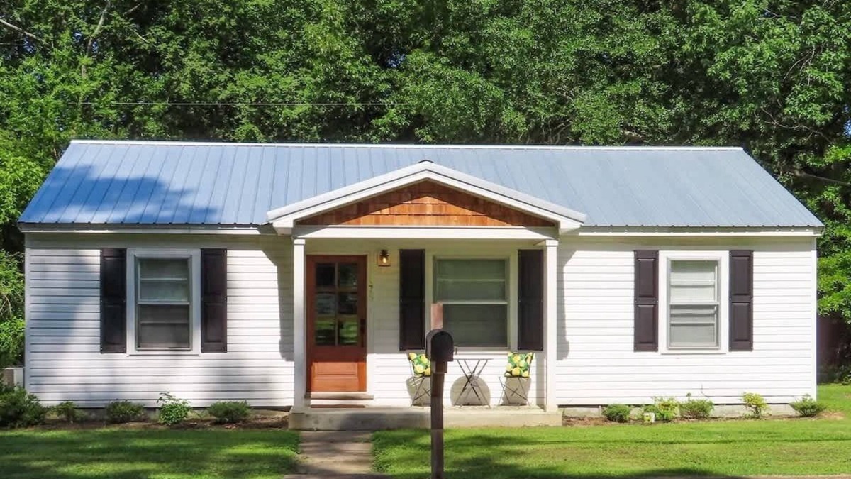 Henderson House | Little Cedar Cottage close to everything