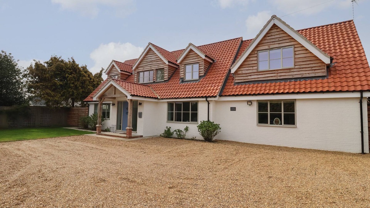 Walberswick Cottage | LITTLE CHAPTER, pet friendly, luxury holiday cottage in Walberswick