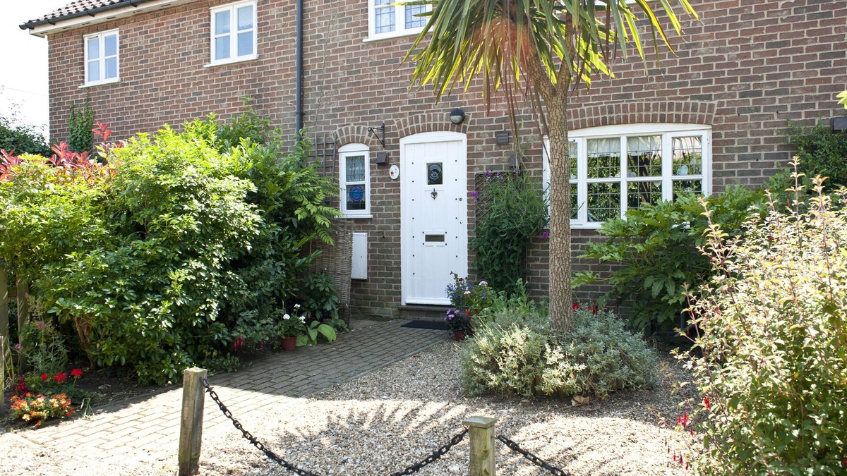 Friston Cottage | Little Chequers is a pretty pet friendly cottage , sleeps 3. close to Aldeburgh