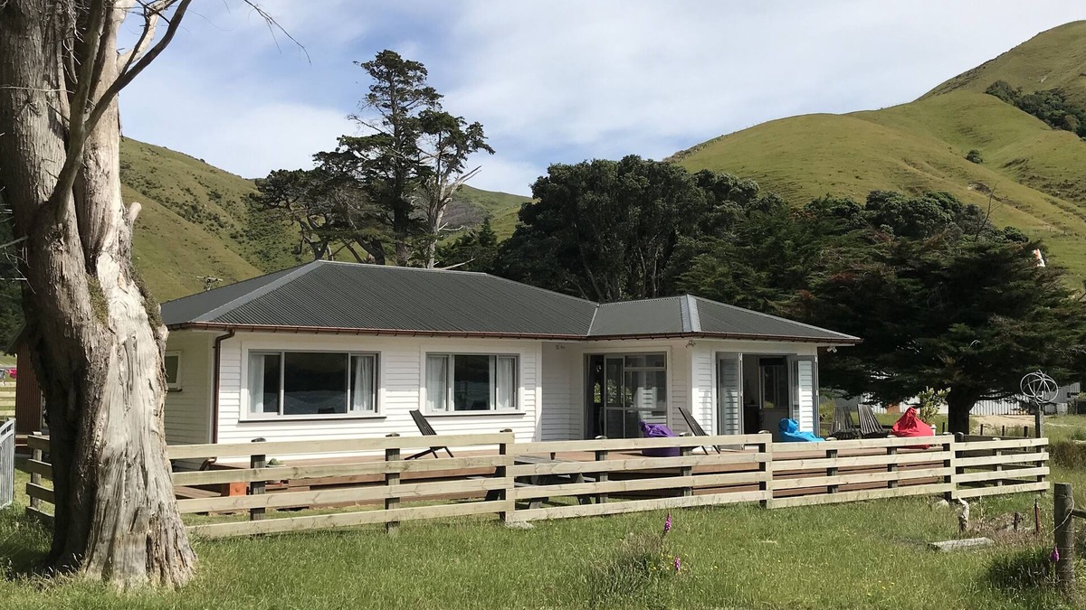 Queen Charlotte Sound House | Little Colonsay/Beach House