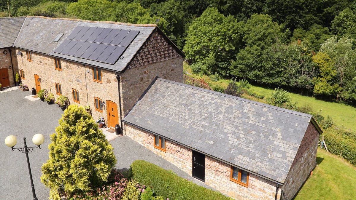 Chirk Bank Cottage | LITTLE COW HOUSE, family friendly, character holiday cottage in Chirk