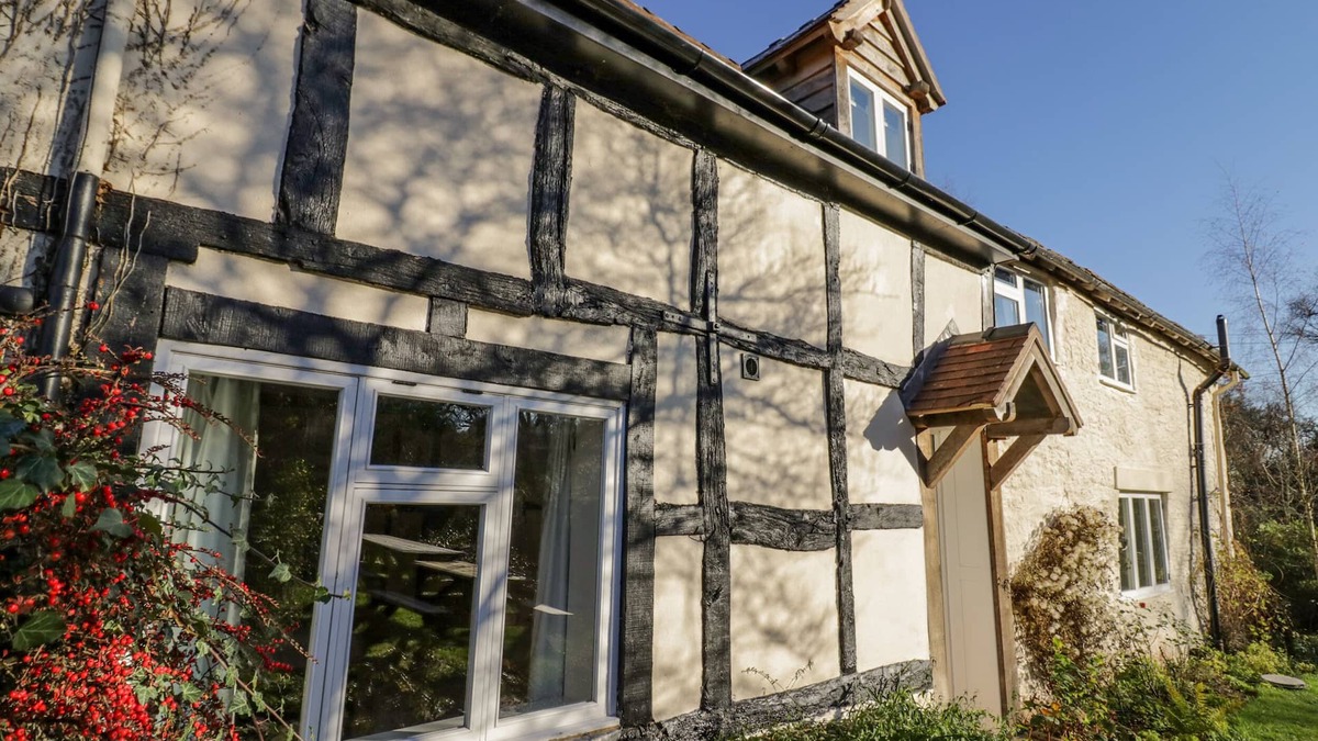 Little Cowarne Cottage | LITTLE COWARNE COURT, pet friendly, with a garden in Little Cowarne