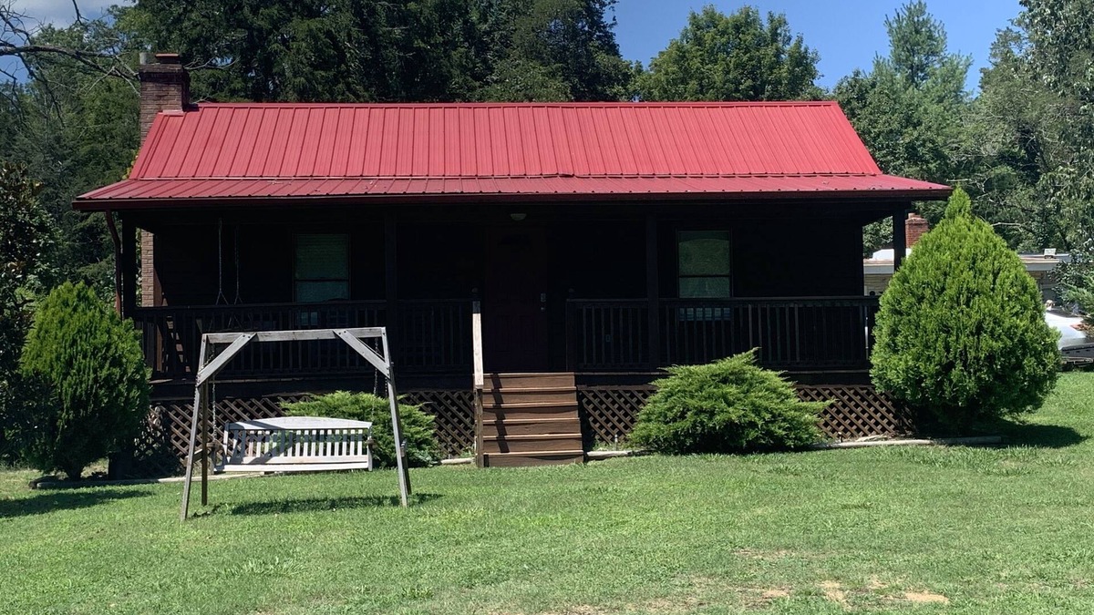 New Tazewell Apartment | Little Cozy Cabin on Norris St just steps away from beautiful Norris Lake