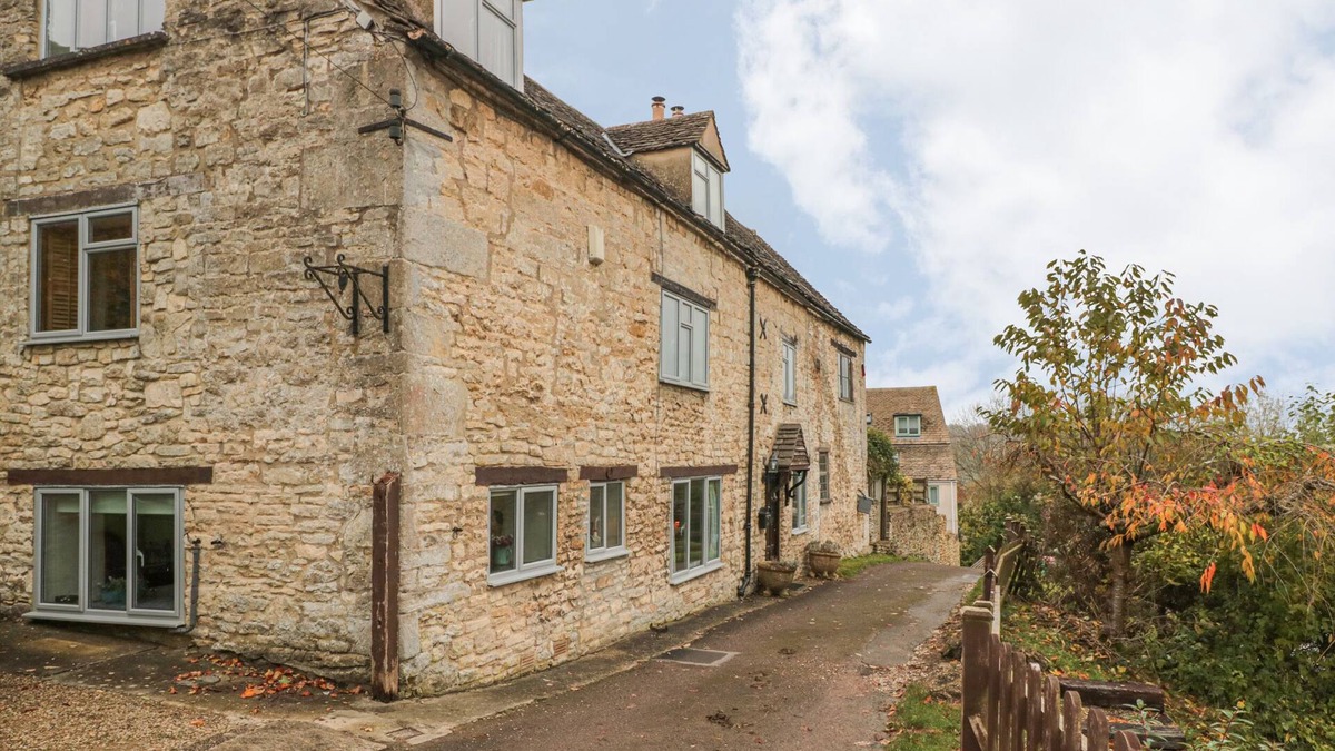 Inchbrook House | LITTLE END, family friendly, character holiday cottage in Stroud