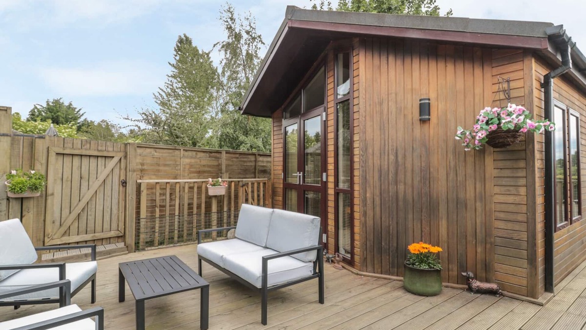 Melrose Cottage | LITTLE GEM LODGE, pet friendly, with a garden in St Boswells