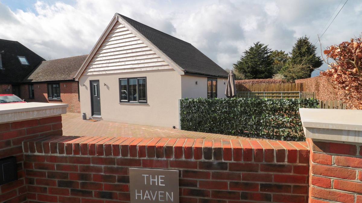 Blandford Forum Cottage | LITTLE HAVEN, pet friendly, with a garden in Blandford Forum