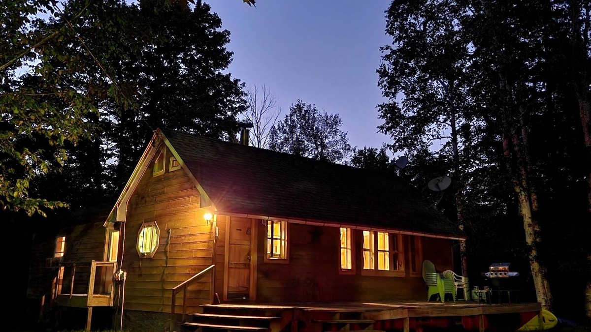 Laurium Cabin | *Little Horn Lodge w/bunk room near Lake Superior centrally located too explore!