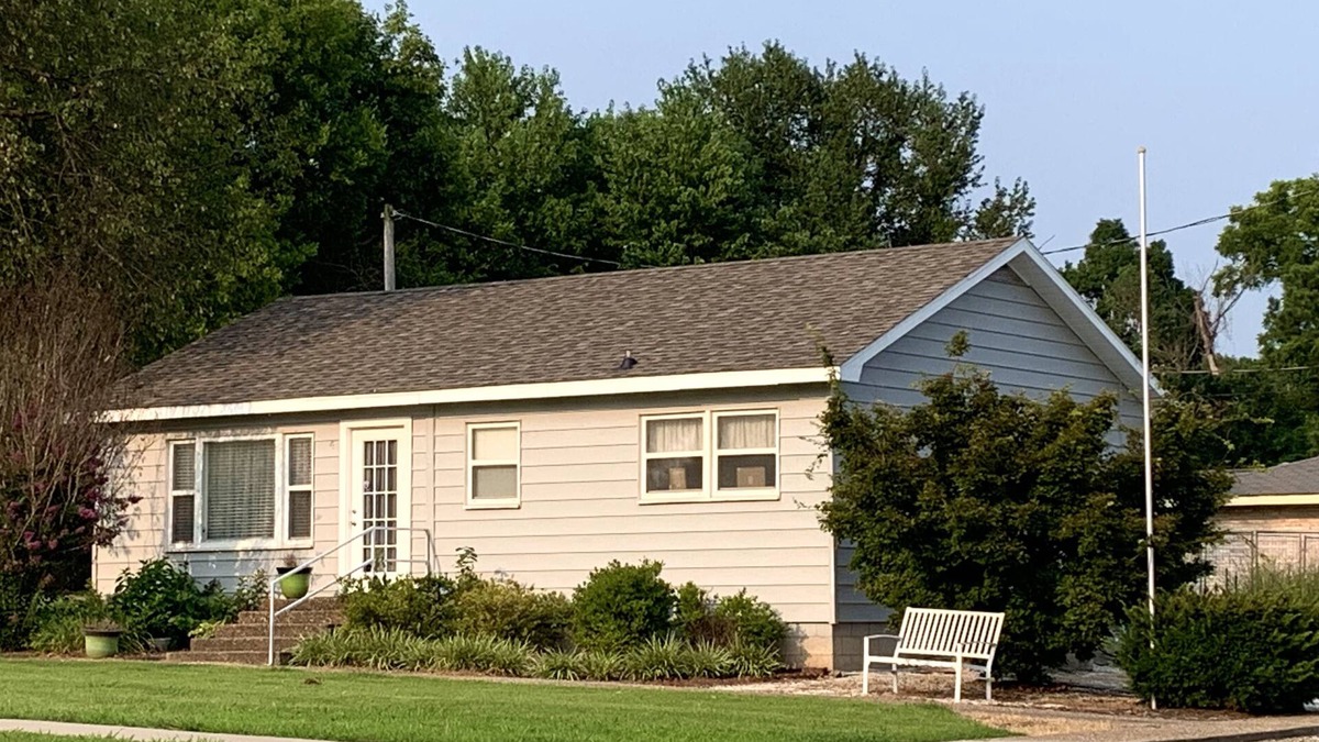 Prairie Grove House | Little House In The Grove Private, Comfortable, Squeaky Clean!