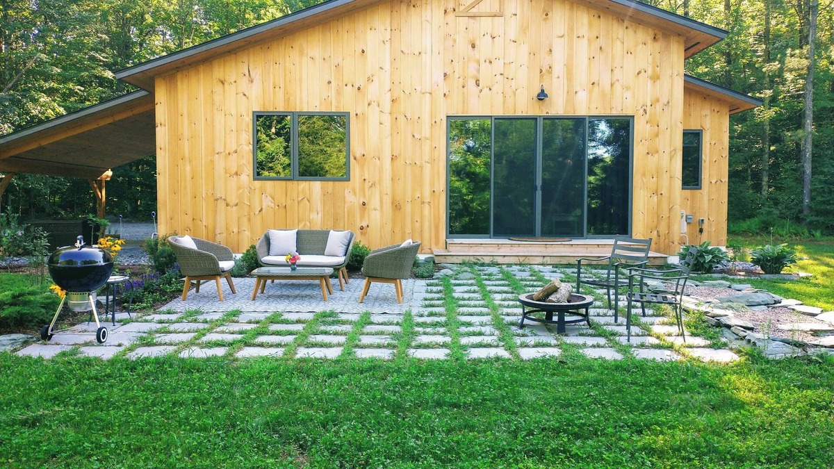 Jericho Cottage | Little house in the woods of Jericho - AC, W/D, Wifi, Patio