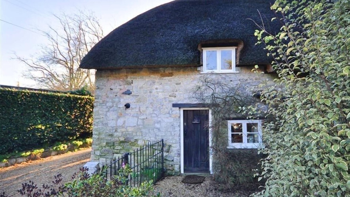 West Lulworth Cottage | LITTLE IVY, pet friendly, with a garden in West Lulworth