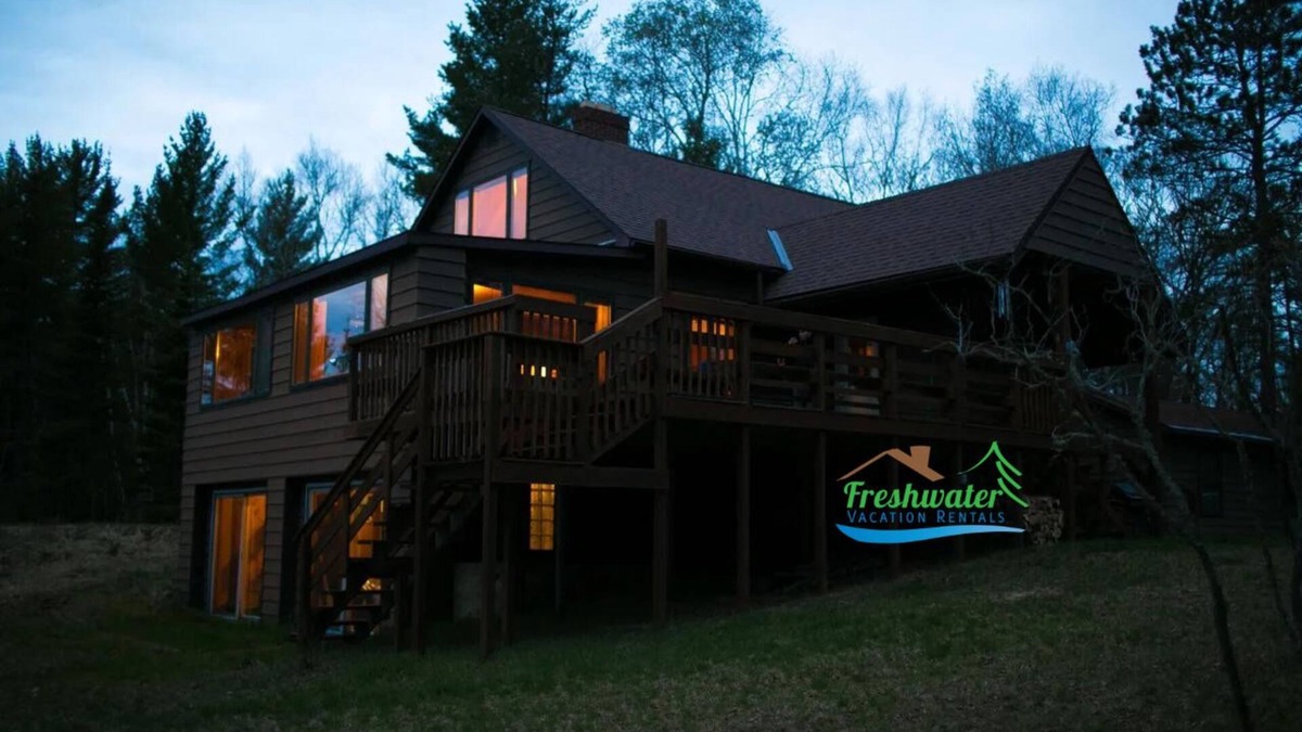 Upper Peninsula Michigan Cabin | Little Lake Cottage in Gwinn:Upper Peninsula Beauty in Every Leaf